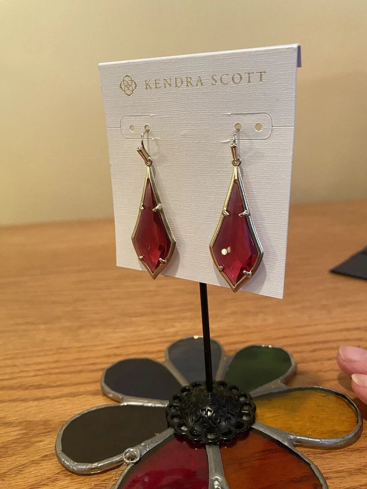 Pendientes facetados Kendra Scott Olivia Berry Illusion en oro Foto 2 de 4