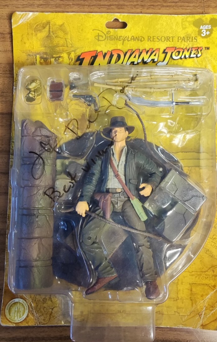 Figurine Indiana Jones souvenir Disneyland signé pour revivre la nostalgie du film