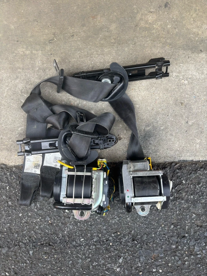 Volkswagen Golf GTI Hatchback-2 puertas cinturones de seguridad-delanteros-ambos lados-2010-2013-negro Foto 2 de 3