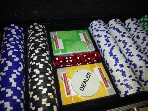 500 GALLERY PLAY POKER CHIPS CARDS DICE POKER SET CASE - Picture 14 of 16