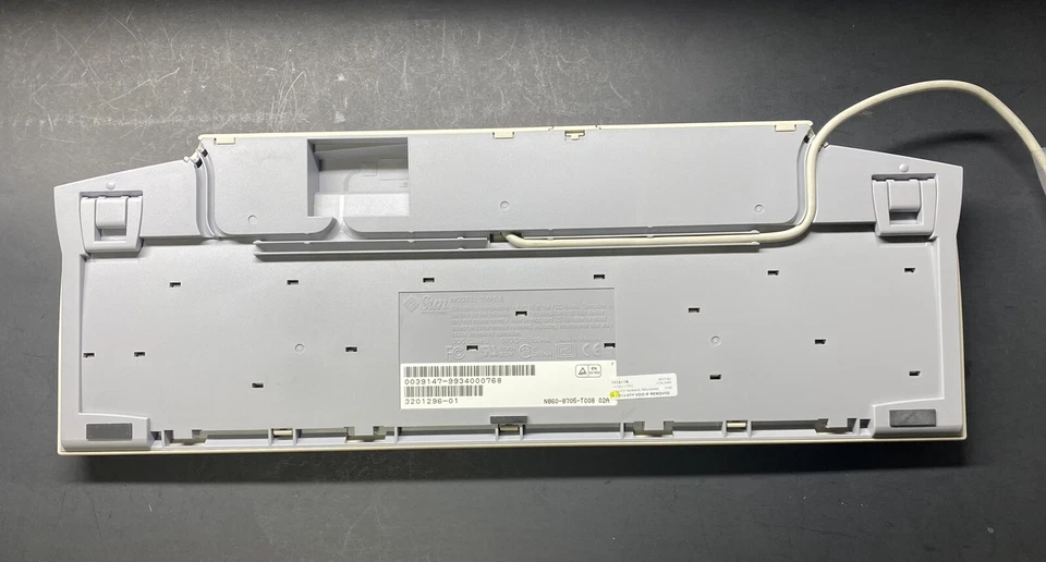 Sun 320-1296 Type-6 Keyboard - Mini-Din Connector - Swiss/French Sun Keyboard - Image 4 of 4