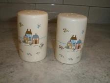 INTERNATIONAL HEARTLAND COUNTRY HOME SALT AND PEPPER SHAKERS