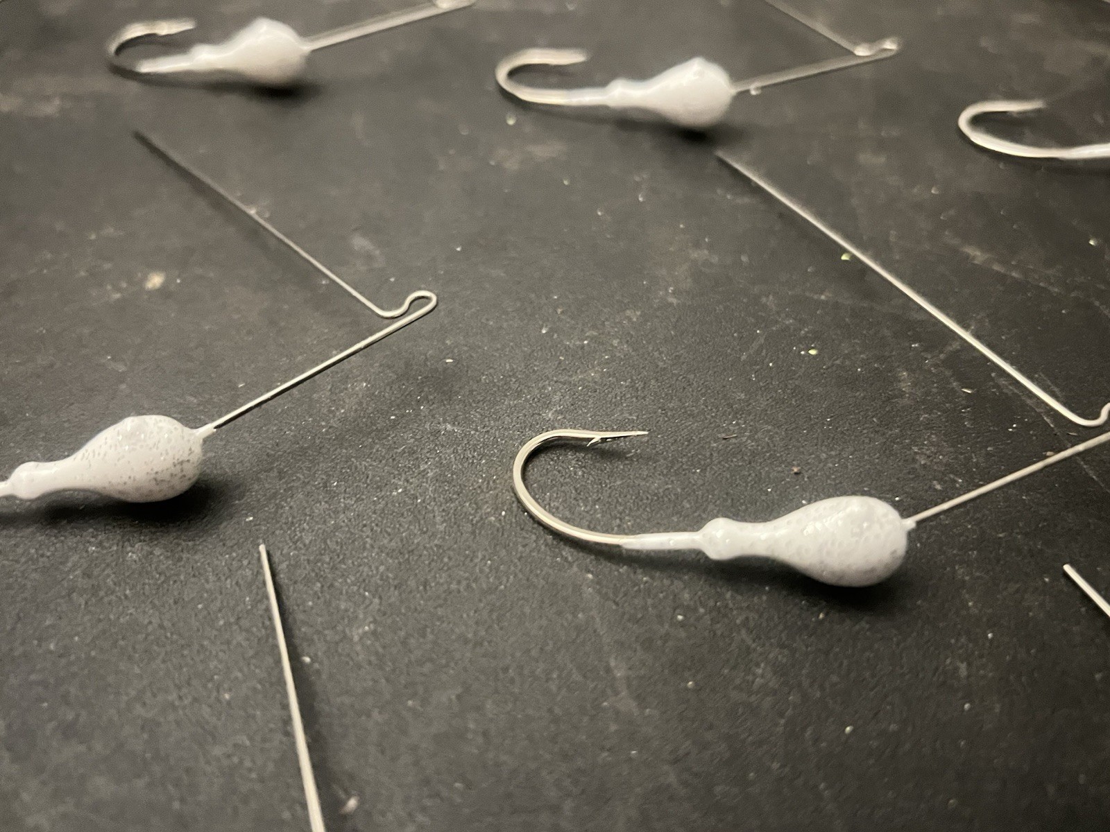 Twenty-five (25) NEW 1/4oz Spinnerbait heads w R Bend Wire White w Glitter - Image 2