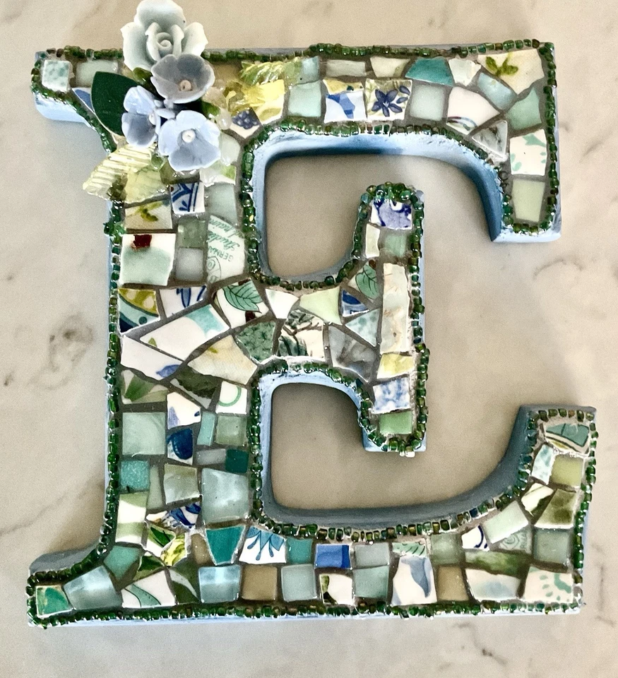 Arte de pared con monograma de mosaico inicial “E”, mosaico, azul y verde, flores de porcelana Foto 3 de 4