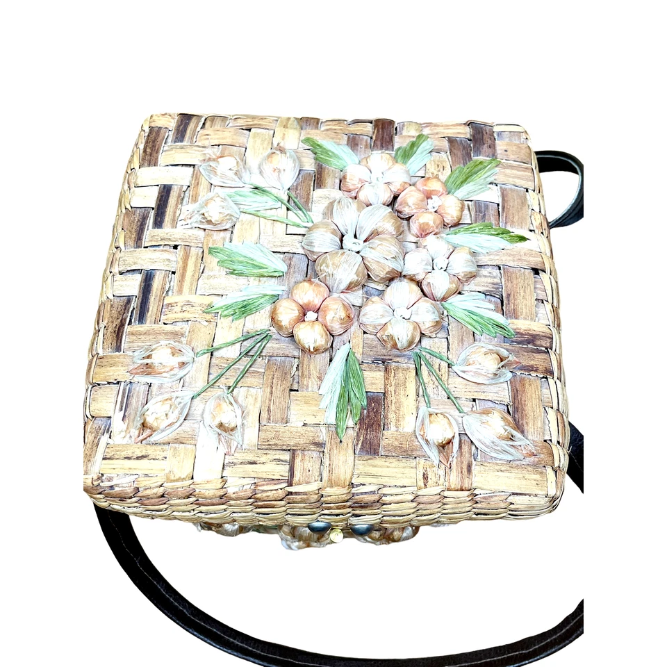 Cartera caja vintage años 60 con asa superior de paja con flores de rafia hecha en Filipinas Foto 4 de 4