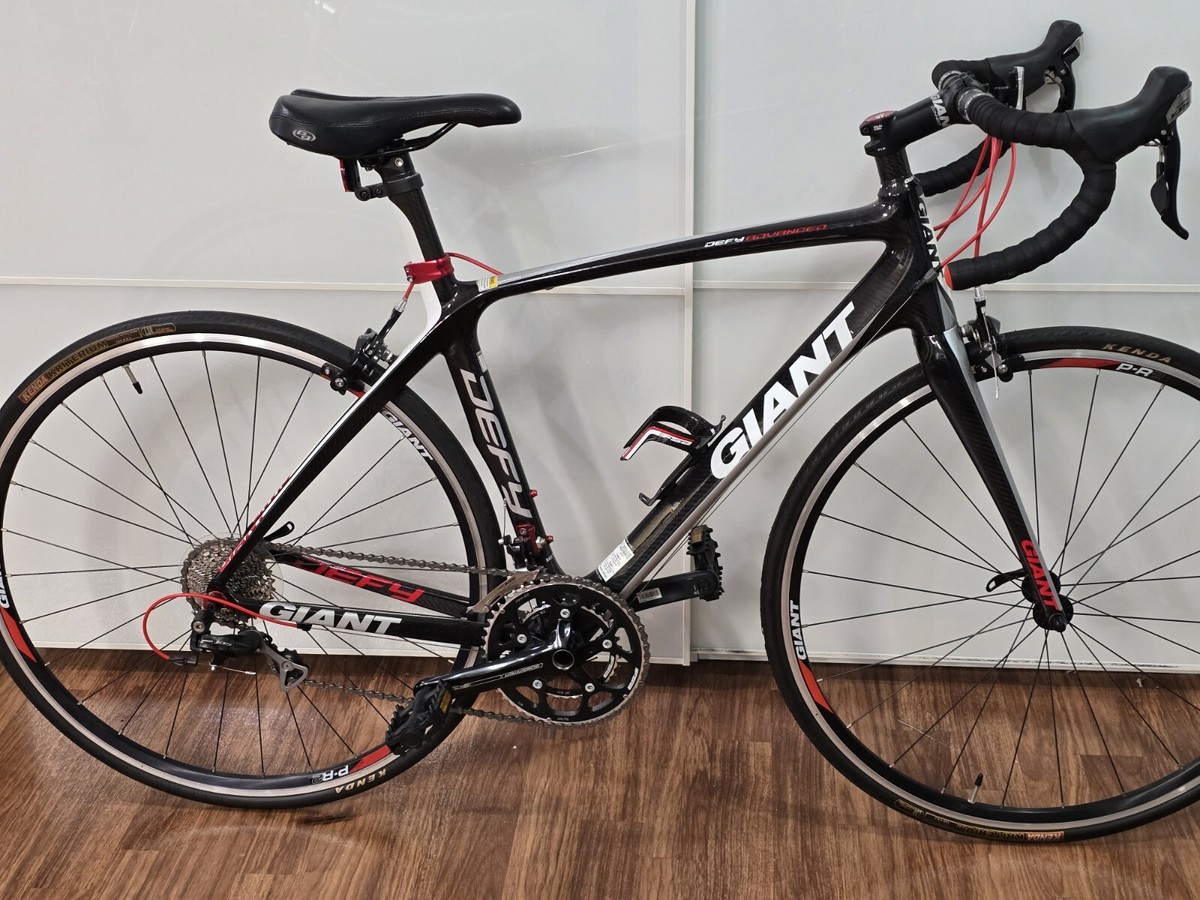 Giant Defy Advanced Full Carbon Road Bicycle Size Medium 5'7 Giant Defy Advanced Full Carbon Road Bicycle Size Medium 5'7