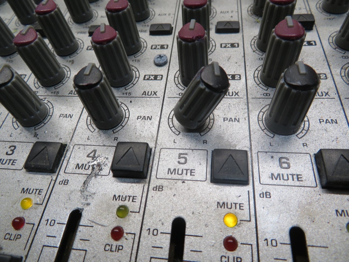 Behringer Eurodesk SL2442FX-Pro 24 Channel Studio Mixer Behringer Eurodesk SL2442FX-Pro 24 Channel Studio Mixer