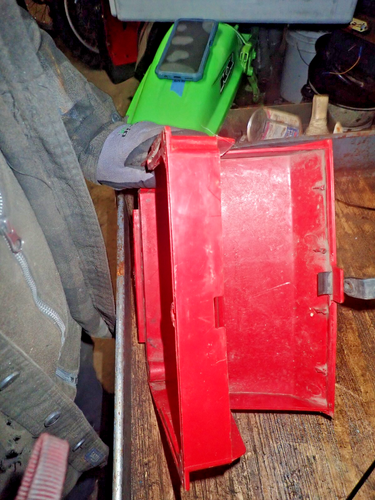 1984-1986 Honda ATC200S Rear Fender Tool Box Assy Cover Lid Top Latch - Picture 4 of 7