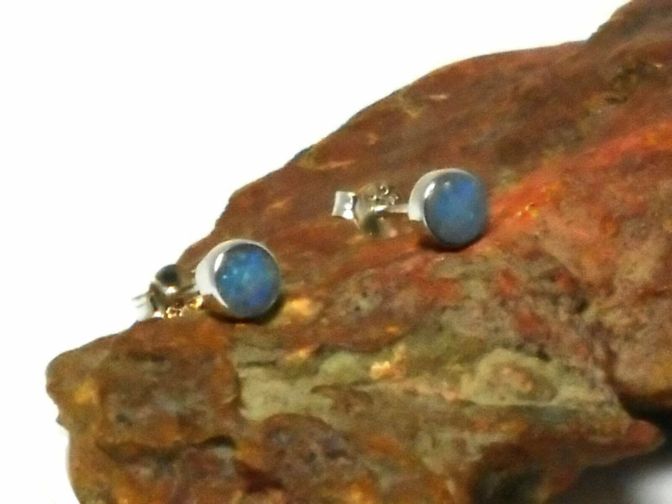 Aretes ardientes redondos de ópalo australiano de plata de ley 925 con piedras preciosas - 4 mm Foto 4 de 4