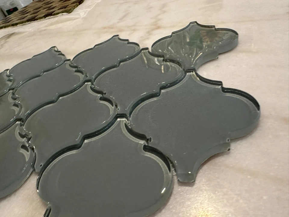 Mosaico de vidrio brillante arabesco gris 9"x13" desplazado Foto 4 de 4