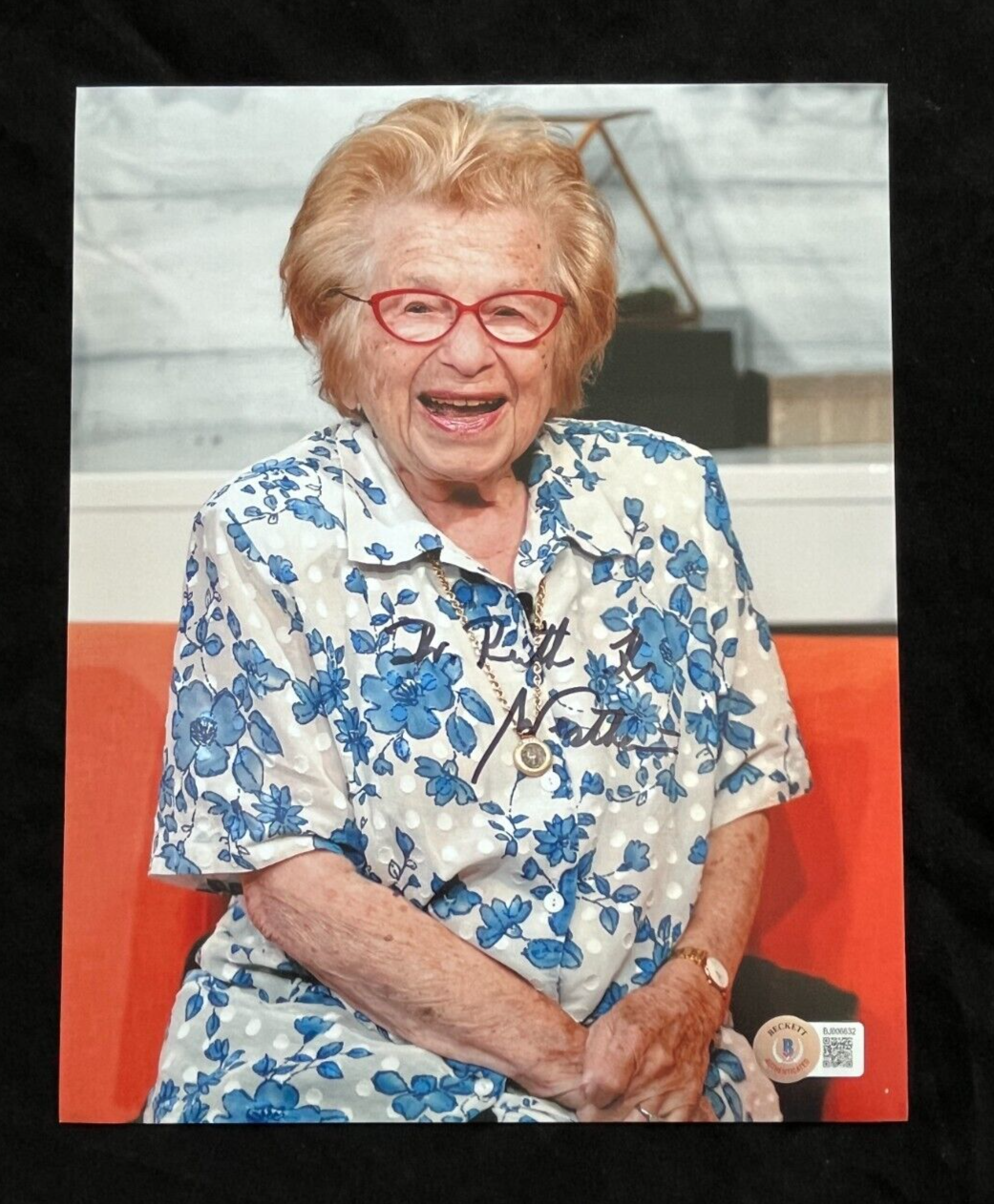 SEX THERAPIST DR. RUTH WESTHEIMER HAND SIGNED GLOSSY 8X10 PHOTO. BECKETT COA - C