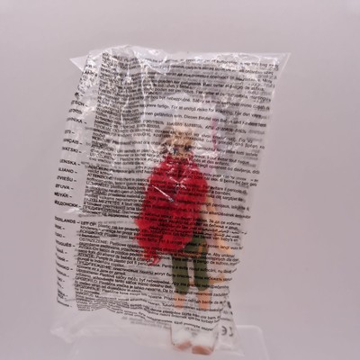 McDonalds 2004 Mattel Barbie MyScene Delancy - blonde Haare, roter Schal, weiße Stiefel.