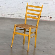 Sedia vintage italiana stile Gio Ponti gialla con schienale a scaletta seduta in tessuto alghe