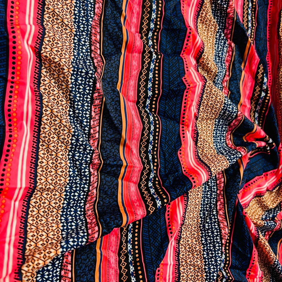 Tela roja con estampado étnico indígena spandex elástica 60" de ancho por yarda para trajes de baño Foto 2 de 4