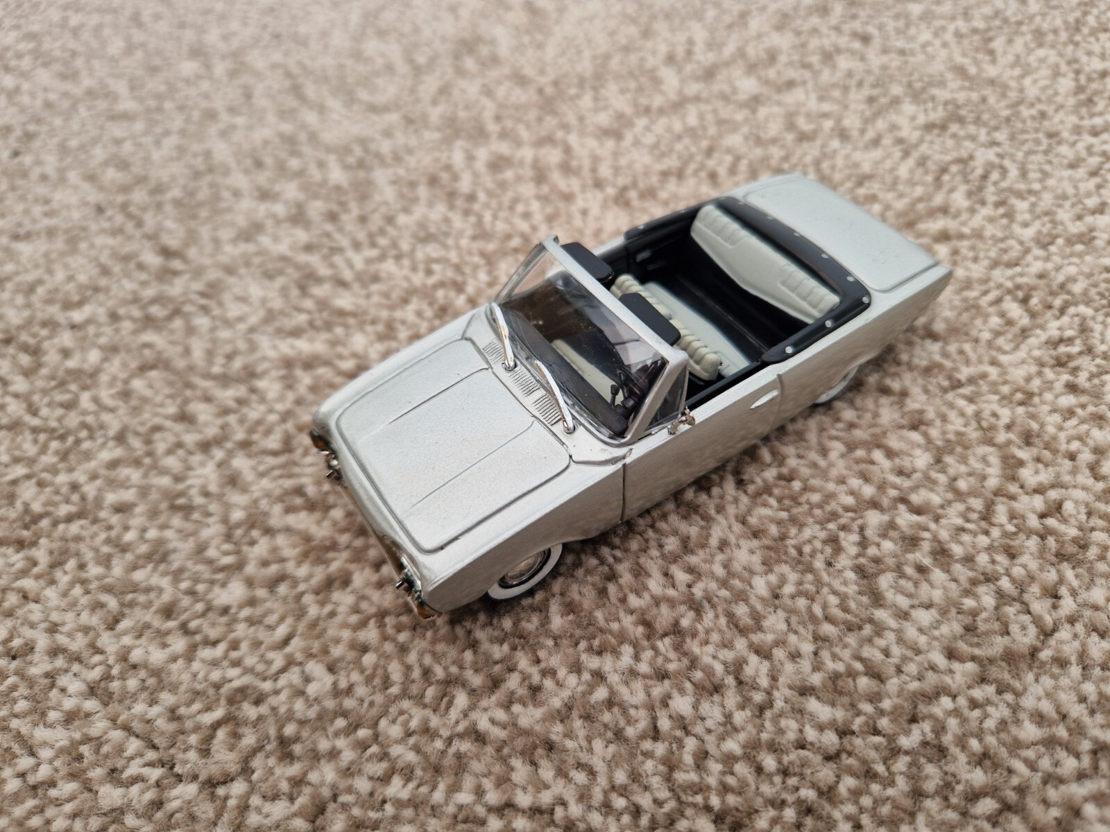 CORGI SOLIDO 1/43 CLASSIC 1960 SILVER FORD TAUNUS DIECAST MODEL CAR