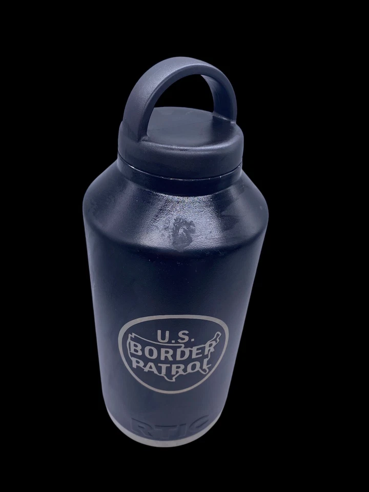 Botella de agua de la Patrulla Fronteriza de los Estados Unidos contenedor de agua de metal con tapa vaso RTIC negro Foto 2 de 4