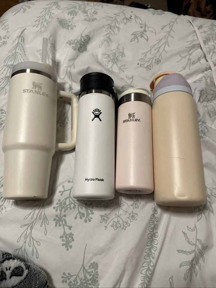 varias tazas populares incluyendo frasco hidráulico Stanley y Owala Foto 2 de 4