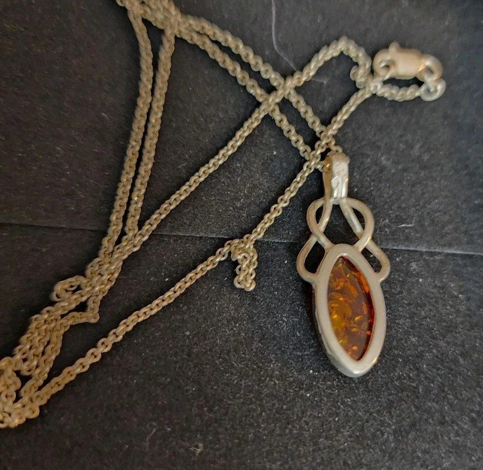 Amber And Silver Necklace 18 Inch Chain - Image 3 of 4