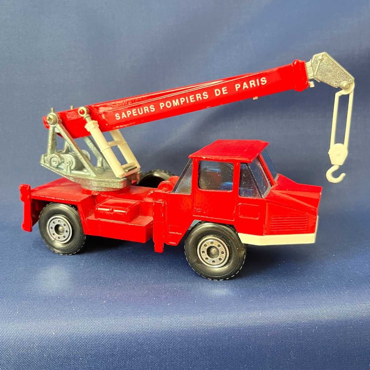 Camion De Pompiers Paris Solido 1/50 - Rouge - 14cm - Occasion - Collection