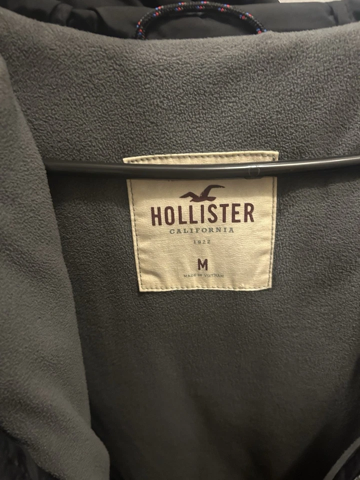 Hollister Black Puffer Jacket - Medium -  Great Condition - Image 2 of 4