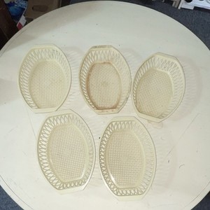 Reusable Beige Plastic Plate Holders Set of 5 for Picnic Food Serving Basket
