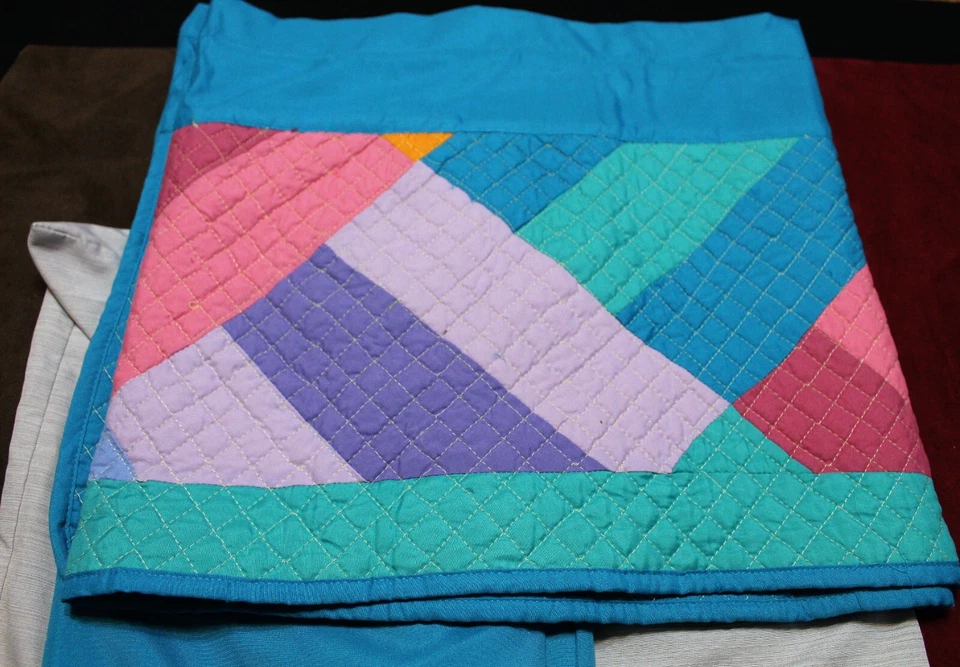 Cenefa de cortinas acolchada verde azulado, rosa, púrpura con dos paneles y lazos Foto 2 de 4