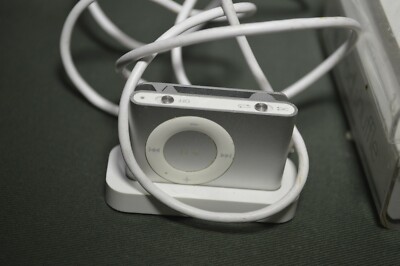 Apple iPod Shuffle 2nd Generation Model A1204 1GB Silver