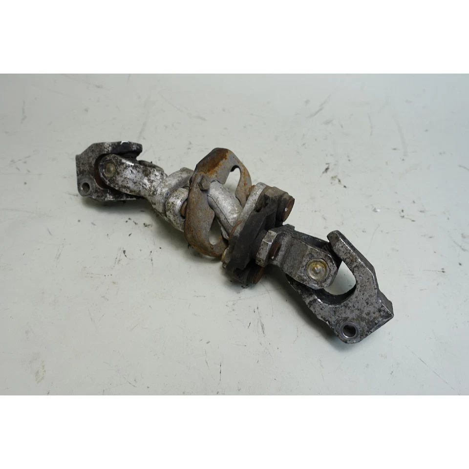 Поврежденное нижнее соединение рулевого управления U-образное соединение 1985-1993 BMW E30 3-Series от оригинального производителя - Изображение 2 из 4