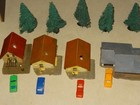 VINTAGE HO SCALE RESIDENTIAL AREA,  8 HOUSES, 9 VEHICLES,  9 FIGURES, 5 TREES — photo 5