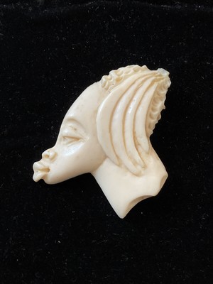 Broche Ancienne ART DECO Vers 1930 - Grand Camée Sculpté à La Main - Buste De Femme - Occasion