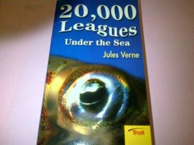 Twenty Thousand Leagues Under the Sea - Paperback By Verne, Jules - GOOD