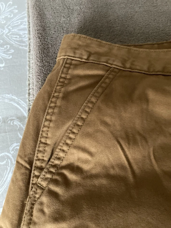 Men’s Levi Cotton Cargo Shorts 30 In Waist Excellent Condition - Image 4 of 4