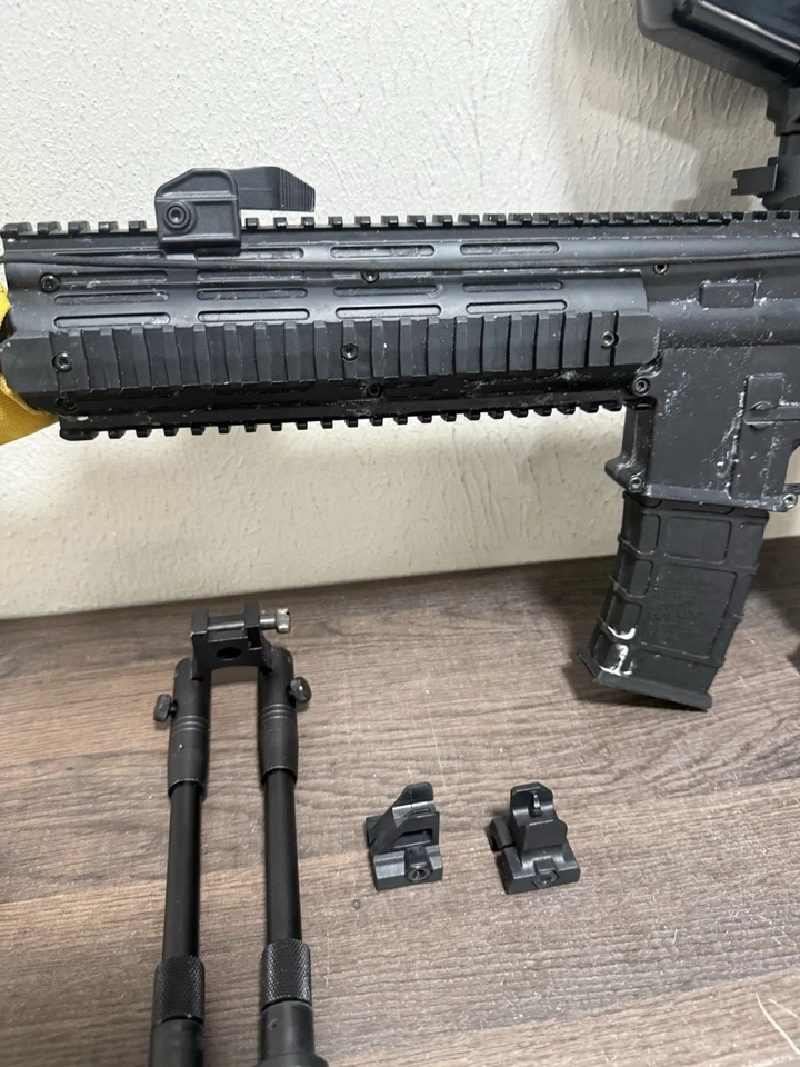 Pistola de paintball TM-15 probada en batalla con bi pod, miras adicionales y tolva Foto 2 de 4