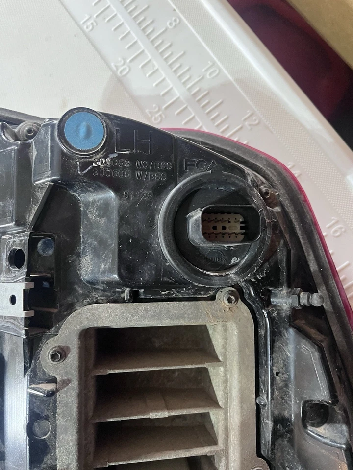 Conjunto de luces traseras Ram 1500 2019-2025 con punto ciego lado izquierdo (conductor) Mopar OEM Foto 4 de 4