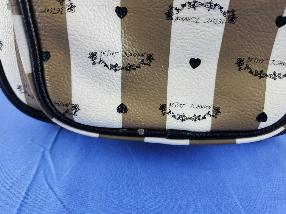 Mini mochila Betsey Johnson a rayas blancas y tostadas Foto 3 de 4