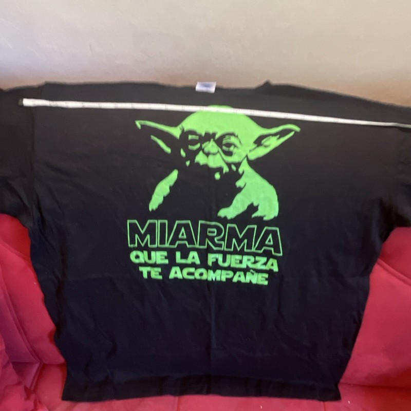 Gildan Star Wars Yoda Graphic T-Shirt "MIARMA QUE LA FUERZA TE ACOMPAÑE"