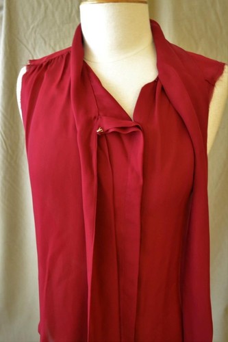 Blusa de seda roja sin mangas NSF con arco talla M al por menor $268 nueva con etiquetas - Imagen 5 de 6
