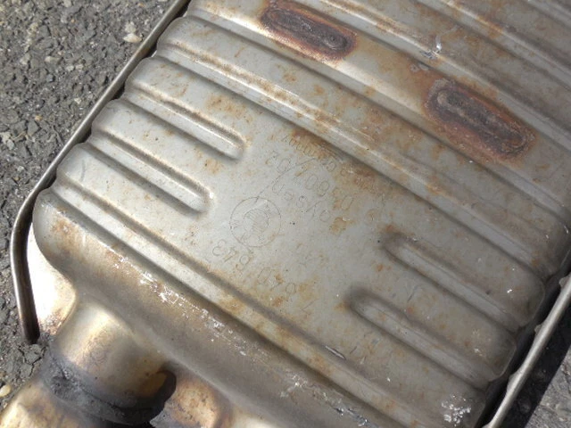 06-08 BMW 750i E65 Exhaust Mid Section Muffler #3 7540643 - Image 4 of 4