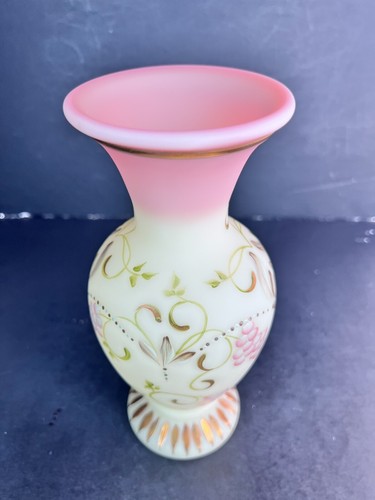 Fenton Burmese Vase HP by T. Mendenhall Grape & Leaf Limited Ed - 4254 B2 (2003) - Picture 5 of 9