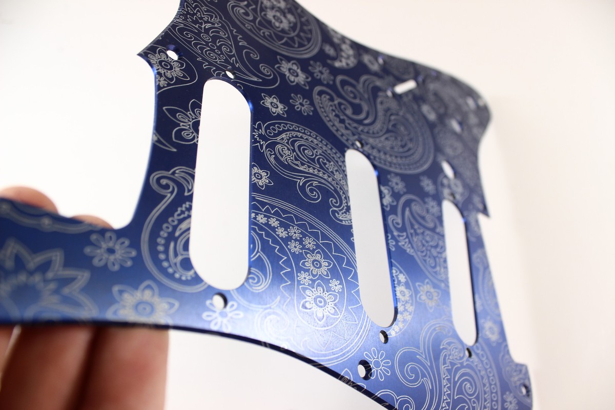 Blue Anodized Paisley Aluminum SSS Strat Pickguard- Fits Fender Stratocaster - Foto 2