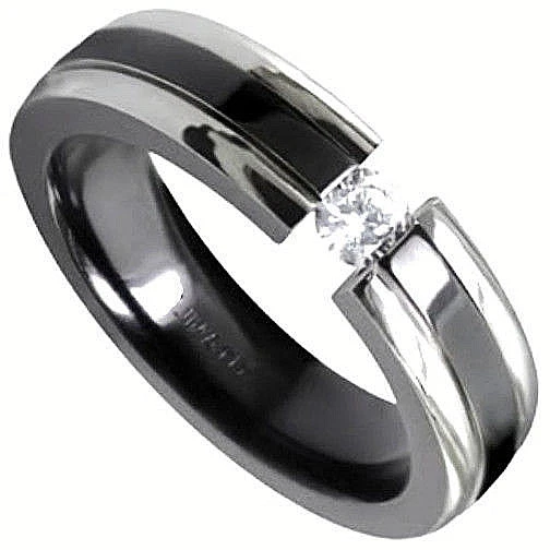 ANILLO DE TENSIÓN de titanio con circonita cúbica redonda de 4 mm y banda de acento enchapada en negro, tamaño 11 Foto 2 de 4