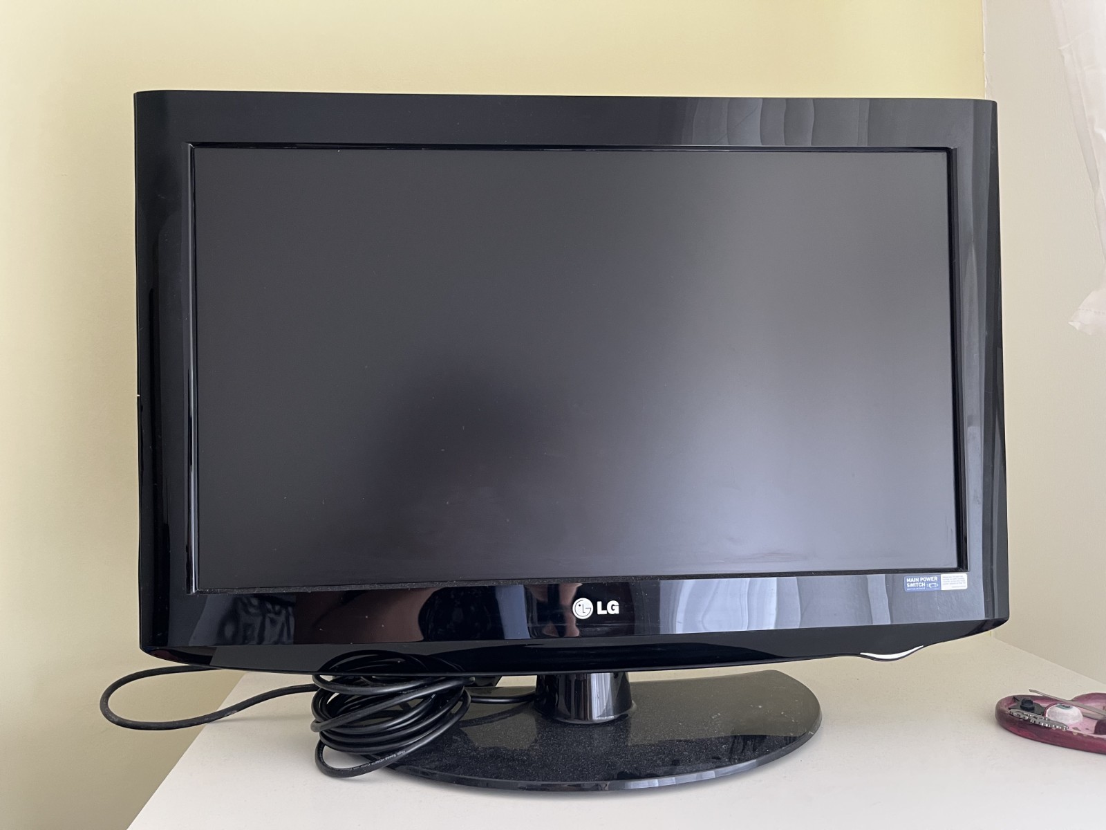 Televisione LG LH2000, nera, 26 pollici, base inclusa, schermo 58 x 32,5 cm