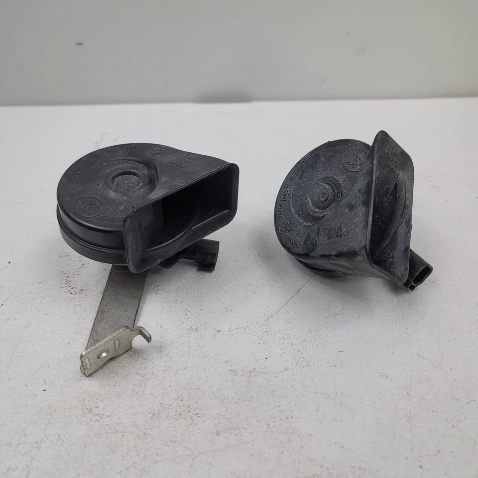 2008 GMC Yukon XL Denali High and Low Pitch Note Horn Siren Alarm Assembly Pair - Image 2 of 4