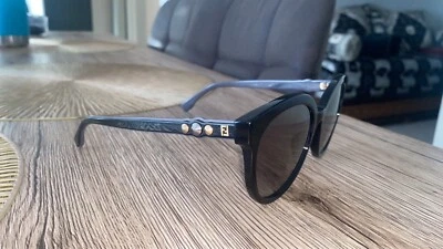 Lunette de soleil Fendi neuve noir et doré vendue dans sa boîte d’origine - Photo 1/4