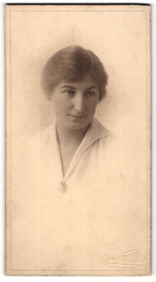 Fotografie Leighton Studio, Newcastle upon Tyne, Junge Dame in modischer Kleidu 