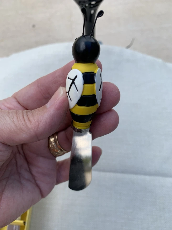 Juego de esparcidores de queso Bumble Bee/4 Boston Warehouse 5 pulgadas en caja Foto 3 de 4