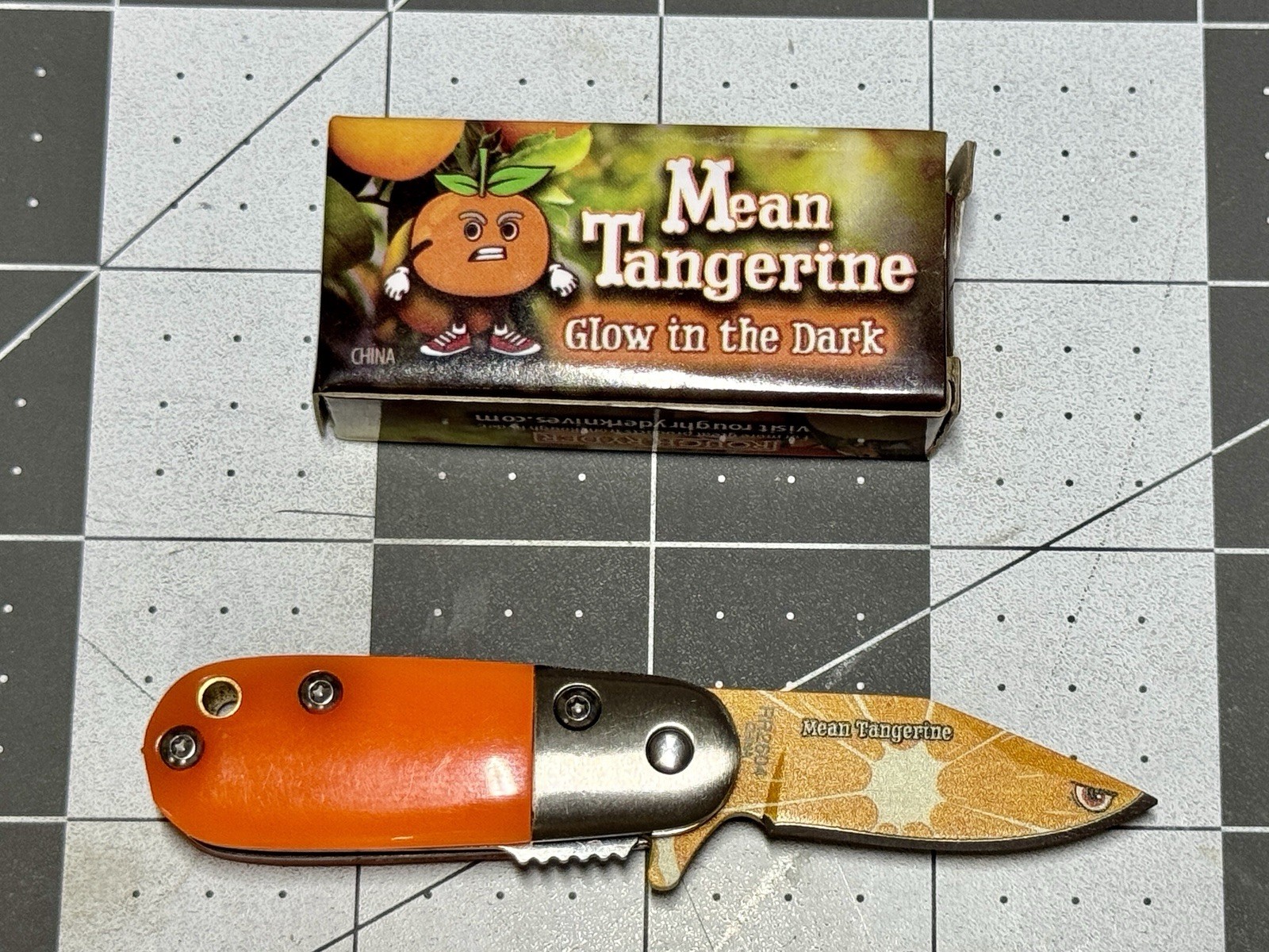 Lot Of 2 Rough Ryder Glowing Mini Knives - Angry Lightening Bug/mean Tangerine