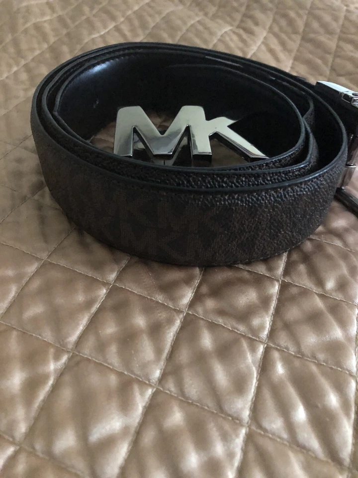 Cinturón Michael Kors Para Hombres Marrón Solo Herrajes con Logo Botón Foto 3 de 4