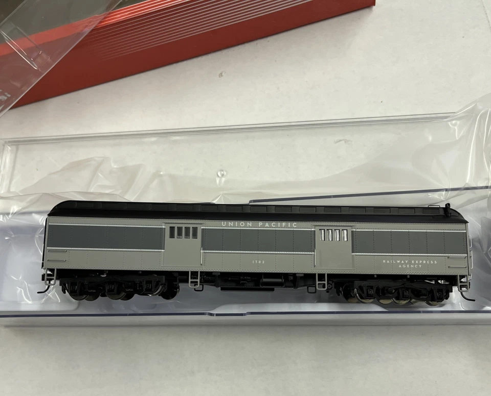 HO RIVAROSSI HR4197 60 FT BAGGAGE UNION PACIFIC # 1702 TWO TONE GRAY - Image 3 of 4