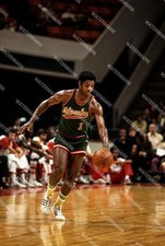 HH958 Oscar Robertson - Milwaukee Bucks 8x10 11x14 16x20 Photo